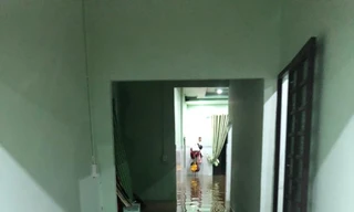 Trở về nhà sau lũ, người dân gạt nước mắt khi tài sản chìm trong nước