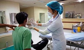 Điện thoại phát nổ khi vừa dùng vừa sạc, thiếu niên nhập viện