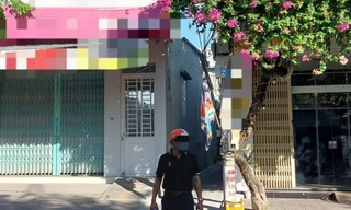 Quảng Nam: Ngôi nhà trong hẻm bốc mùi hôi, người dân tá hỏa phát hiện có người tử vong