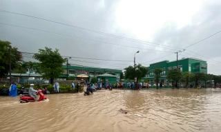 Nước ngập tứ bề, người dân rốn lũ Quảng Nam bất lực đứng nhìn