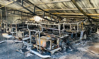 Lửa thiêu rụi 21 xe điện du lịch ở Hội An