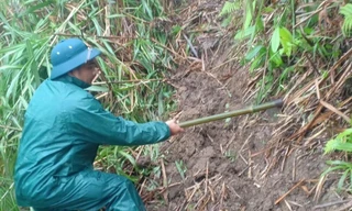 Đội mưa mở đường tiếp cận 450 hộ dân bị cô lập do sạt lở nghiêm trọng