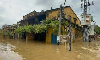 Mưa trắng trời, Hội An lại ngập trong nước lũ, hoãn nhiều sự kiện