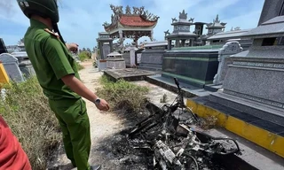 Người đàn ông bỏng nặng cạnh chiếc xe máy thiêu rụi ở nghĩa trang