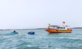 Lực lượng chức năng trục vớt tàu cá bị chìm trên biển. ảnh CTV