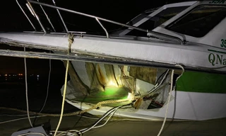 Chiếc ca nô bị vỡ toác phần mũi.