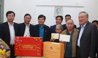 Phó Thủ tướng Thường trực Nguyễn Hòa Bình trao quà Tết tại Quảng Nam