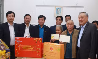 Phó Thủ tướng Thường trực Nguyễn Hòa Bình trao quà Tết tại Quảng Nam