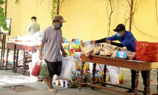 Người dân tham gia phiên chợ 0 đồng ở Hội An.