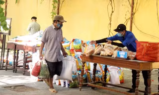 Người dân tham gia phiên chợ 0 đồng ở Hội An.