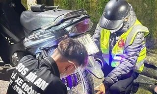 Đội SOS xuyên đêm vá xe miễn phí ở Hội An 