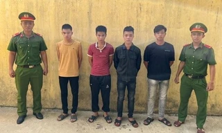 Dùng súng uy hiếp bắt người rồi dàn cảnh ăn nhậu cùng để qua mặt công an