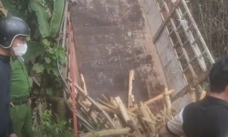 Xe chở keo lao xuống vực ở Quảng Nam, 2 người tử vong