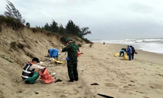 7 tấn dầu vón cục trôi dạt vào bờ biển Quảng Nam