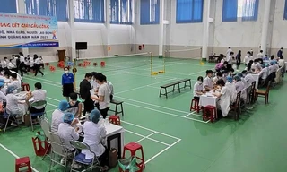 Tiêm vắc xin ngừa COVID-19 cho học sinh Trường THPT Trần Cao Vân, TP. Tam Kỳ.