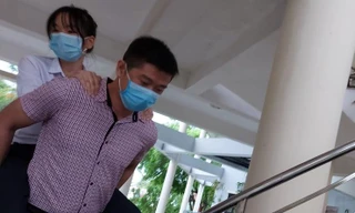 Thầy cõng trò bị gãy chân vào tận phòng thi.