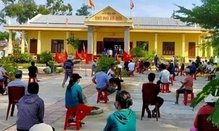 Người dân xếp hàng chờ lấy mẫu xét nghiệm COVID-19.