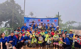 Bạn trẻ vượt trăm cây số chở chăn và áo ấm tặng học sinh vùng cao