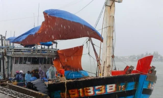 Ngư dân Quảng Nam khẩn trương đưa tàu thuyền tránh trú bão Rai.
