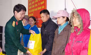 Trao hàng trăm suất quà đến bà con vùng biên giới Quảng Nam dịp Tết Nguyên đán