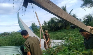Lốc xoáy cuốn bay gần 30 mái nhà dân ở Quảng Nam