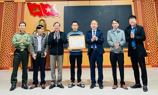 Khen thưởng 'người hùng' cứu 3 học sinh bị lũ cuốn ở Quảng Nam