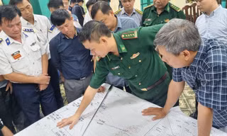 Xuyên đêm tìm 13 ngư dân mất tích, máy bay và tàu nước ngoài hỗ trợ tìm kiếm 