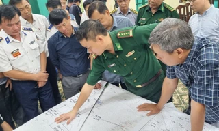 Xuyên đêm tìm 13 ngư dân mất tích, máy bay và tàu nước ngoài hỗ trợ tìm kiếm 