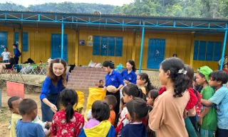 Áo xanh xứ Quảng băng rừng vượt suối xây cầu dân sinh, nấu ăn cho trẻ vùng cao