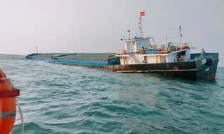 Ứng cứu tàu chở gần 3.000 tấn xi măng sắp chìm trên biển Cù Lao Chàm