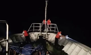 Video: Xuyên đêm chạy đua 'giờ vàng' tìm kiếm 13 ngư dân Quảng Nam mất tích 