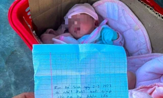 Bé trai 10 ngày tuổi bị bỏ lại bên đường kèm tờ giấy nhờ nuôi hộ