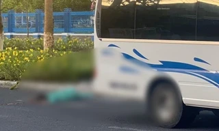 Điều tra vụ người đàn ông nghi tự lao vào gầm xe khách tự tử