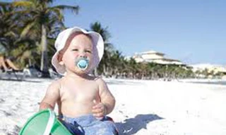 Ánh nắng gây nhiều nguy hiểm cho mắt trẻ em