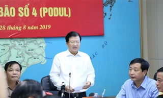 Phó Thủ tướng Trịnh Đình Dũng yêu cầu các địa phương chủ động cấm biển, di dân khỏi khu vực nguy hiểm ứng phó vơi bão số 4.