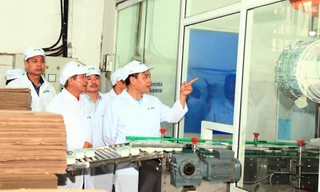 Bộ trưởng Bộ NN&PTNT Nguyễn Xuân Cường tới thăm nhà máy chế biến sữa của Công ty Cổ phần Giống bò sữa Mộc Châu