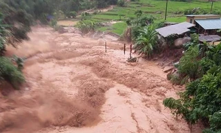 Lũ cuồn cuồn cuốn trôi hàng chục ngôi nhà, nhiều người mất tích ở huyện Quan Sơn (Thanh Hóa)