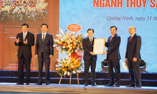 Phó Thủ tướng Trịnh Đình Dũng trao bức thư chúc mừng của Tổng Bí thư, Chủ tịch nước Nguyễn Phú Trọng cho lãnh đạo Bộ NN&PTNT, Tổng cục Thủy sản nhân dịp 60 năm ngày truyền thống ngành Thủy sản.