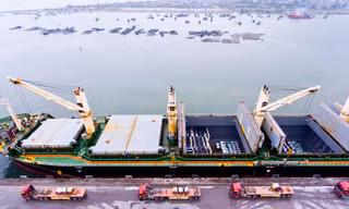 Tập đoàn Hoa Sen đã xuất khẩu lô hàng đầu tiên đi Mỹ 17.000 tấn tôn, trị giá hơn 14 triệu USD vào tháng 1/2019, sản phẩm từ các nhà máy của Tập đoàn đầu tư tại Nghệ An.