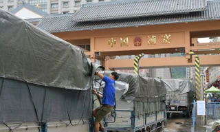 Phía Trung Quốc đang áp dụng việc kiểm soát gắt gao với nông sản của Việt Nam, khiến nhiều xe hàng chậm thông quan.