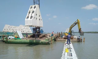 Đề tài:”Ứng dụng giải pháp bê tông cốt phi kim nhằm tăng cường tính bền vững cho các công trình kè chắn sóng ven biển ở khu vực đồng bằng sông Cửu Long dưới tác động của biến đổi khí hậu” được UBND tỉnh Cà Mau cho triển khai ứng dụng tại biển Đá Bạc.