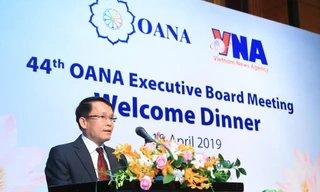 Tổng giám đốc Thông tấn xã Việt Nam Nguyễn Đức Lợi phát biểu chào mừng các đại biểu dự Hội nghị Ban chấp hành OANA lần thứ 44 tại Hà Nội (Ảnh TTXVN) 