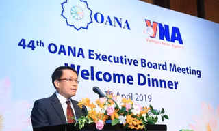 Tổng giám đốc Thông tấn xã Việt Nam Nguyễn Đức Lợi phát biểu chào mừng các đại biểu dự Hội nghị Ban chấp hành OANA lần thứ 44 tại Hà Nội (Ảnh TTXVN) 