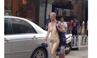 Cô gái khỏa thân đi bộ giữa đường phố Trung Quốc