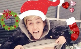 Miley Cyrus vạch áo khoe ngực giữa trời lạnh