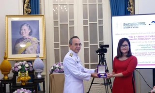 Cô giáo dân tộc Mường Hà Ánh Phượng nhận Giải thưởng Công chúa Thái Lan.