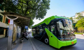 Người dân Thủ đô lần đầu tiên được trải nghiệm hình thức thẻ, vé điện tử trên các tuyến xe buýt điện. Chỉ với vài thao tác đơn giản, hành khách có thể đăng ký thẻ, mua vé tháng trực tuyến trên website: vedientu.vinbus.vn hoặc thông qua mục VinBus trên ứng dụng VinID, thanh toán nhanh chóng, tiện lợi bằng thẻ Napas hoặc ví VinID