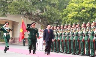 Phó Thủ tướng Thường trực Chính phủ Phạm Bình Minh duyệt Đội Danh dự tại lễ kỷ niệm 70 năm Ngày Truyền thống Học viện Chính trị, Bộ Quốc phòng. Ảnh: VGP/Hải Minh