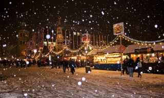 Cây thông Noel nổi tiếng nào được ghép từ 3 triệu viên pha lê?