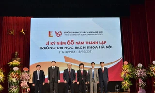Lãnh đạo ĐH Bách khoa Hà Nội chúc mừng 3 hiệu trưởng trường Cơ khí; Công nghệ thông tin và Truyền thông; Điện - Điện tử. Ảnh: HUST.